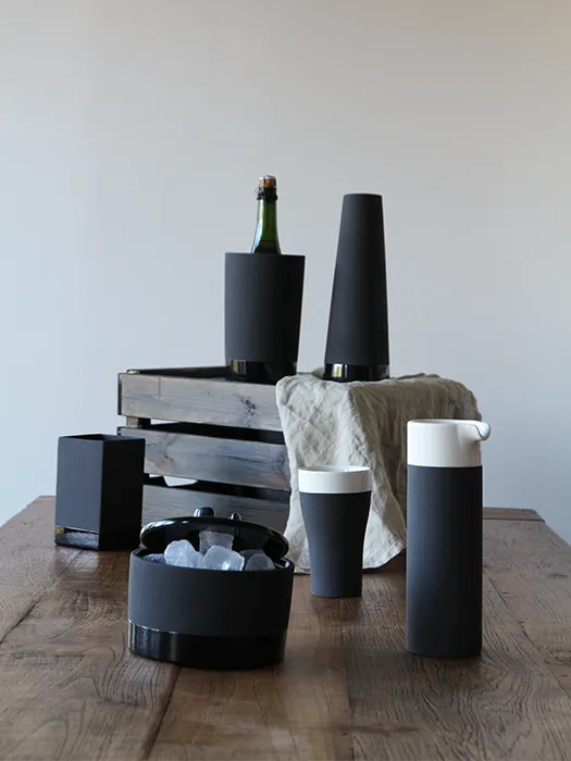 Carafe refroidissante noire en céramique avec bordure blanche - Magisso