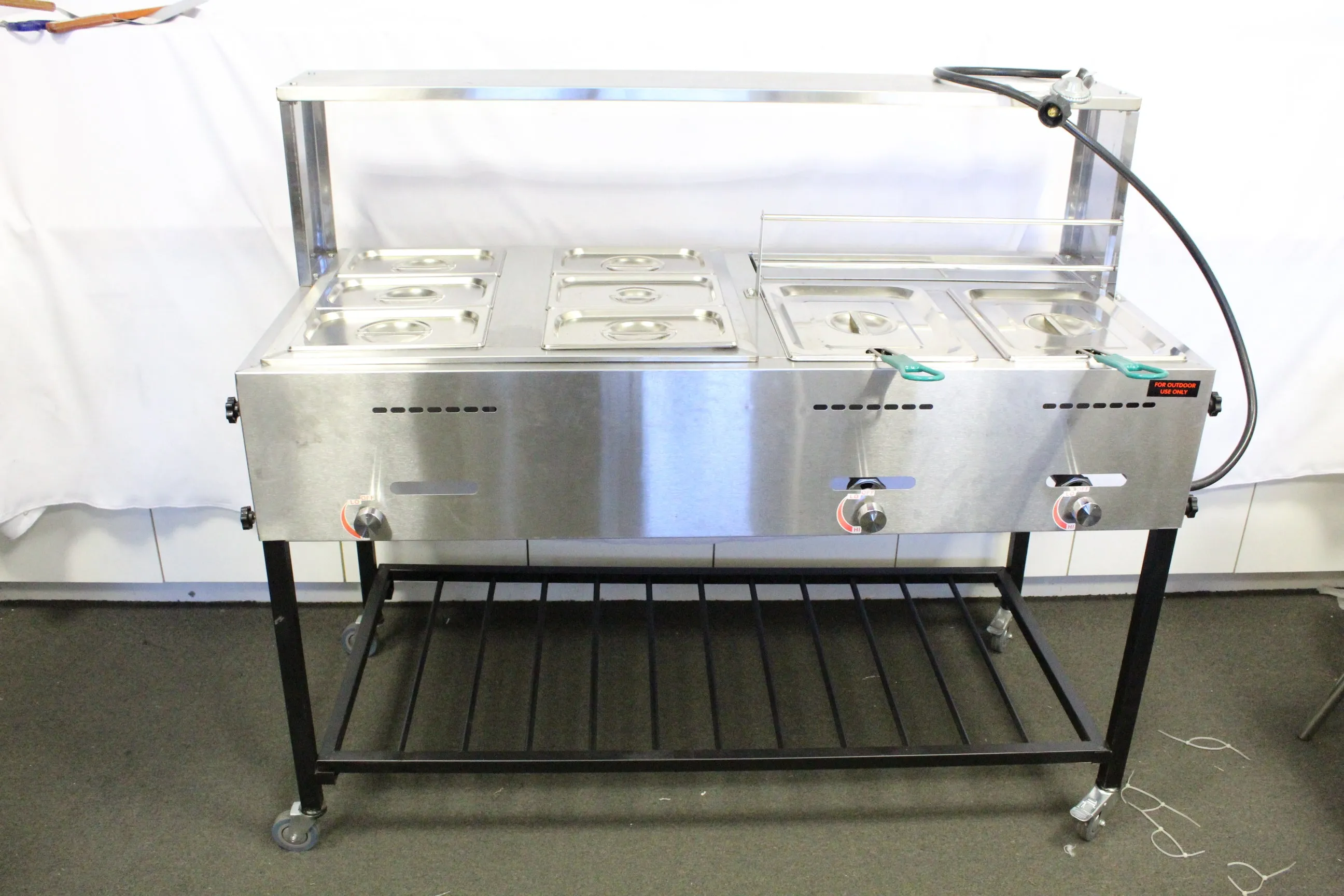 three burner double fryer with six chafers / freidora doble de tres quemadores con seis chafers